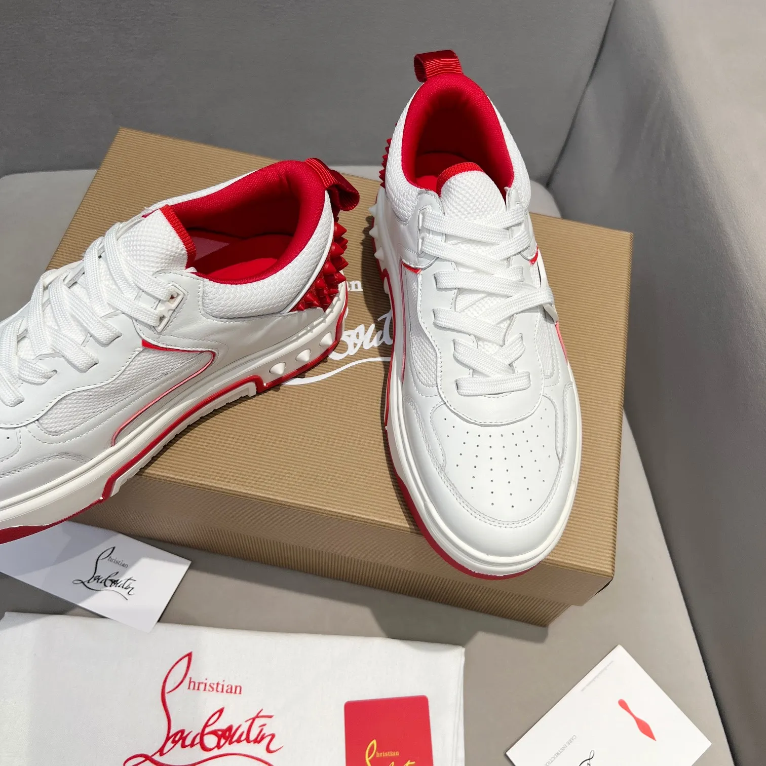 Men's shoes 💰700 🌹🌹🌹̋ Wang Junkai Yang Mi Xu Kai Zhang Jingyi Ding Chengxin Chen Muchi Wang Ziyi Same style Christian Louboutin 2024 [New product] ASTROLOUBI unisex thick-soled sports shoes red-soled shoes perfectly integrate fashion and sports, The fabrics are made of luxurious calfskin, soft suede, smooth satin and laminated leather, and the back is decorated with classic rivets. The interior is blended with a knitted tongue for added durability, breathability and quick-drying comfort. The outsole is made of a combination of EVA foam and imported rubber, and the colorful CL iconic letters on the side of the outsole show the brand's unique style. It is a ceiling-level comfortable skate shoe! ! ! Available in multiple colors, women’s sizes 35–40, men’s sizes 39–45